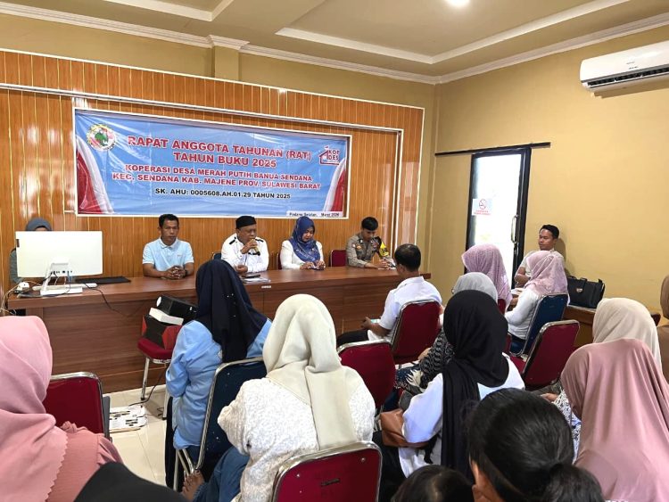 Hadiri RAT Kopdes, Bhabinkamtibmas Polsek Sendana Dorong Koperasi Makin Profesional dan Transparan