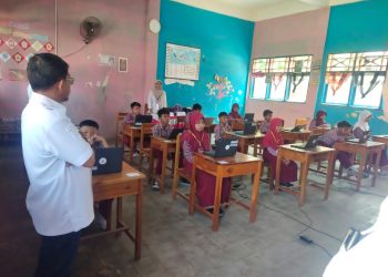 Kadisdikpora Majene Pantau Ujian TKA di SD 54 Impres Rangas