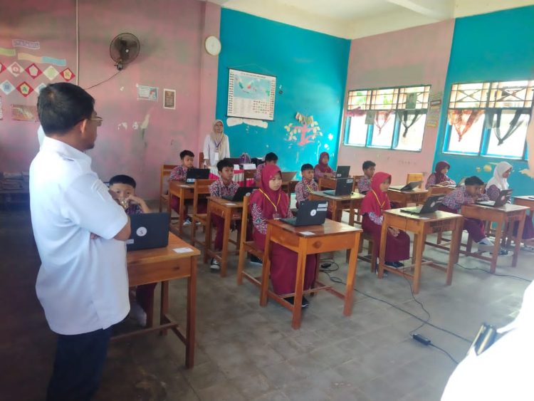 Kadisdikpora Majene Pantau Ujian TKA di SD 54 Impres Rangas