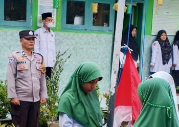 Bhabinkamtibmas Polsek Banggae Jadi Pembina Upacara, Tanamkan Disiplin dan Anti-Bullying di MI DDI Segeri Majene