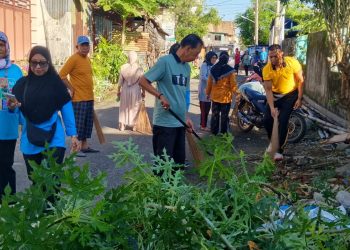 Kurvey Bersama, Bhabinkamtibmas Turut Andil Jaga Kebersihan Lingkungan di Ujung Sabbang
