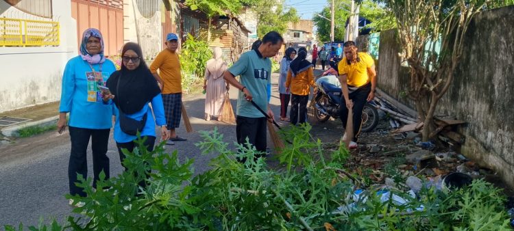 Kurvey Bersama, Bhabinkamtibmas Turut Andil Jaga Kebersihan Lingkungan di Ujung Sabbang