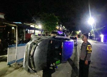 Diduga Mengantuk, Pengemudi Minibus Tabrak Dua Rumah di Jalur Majene–Mamuju