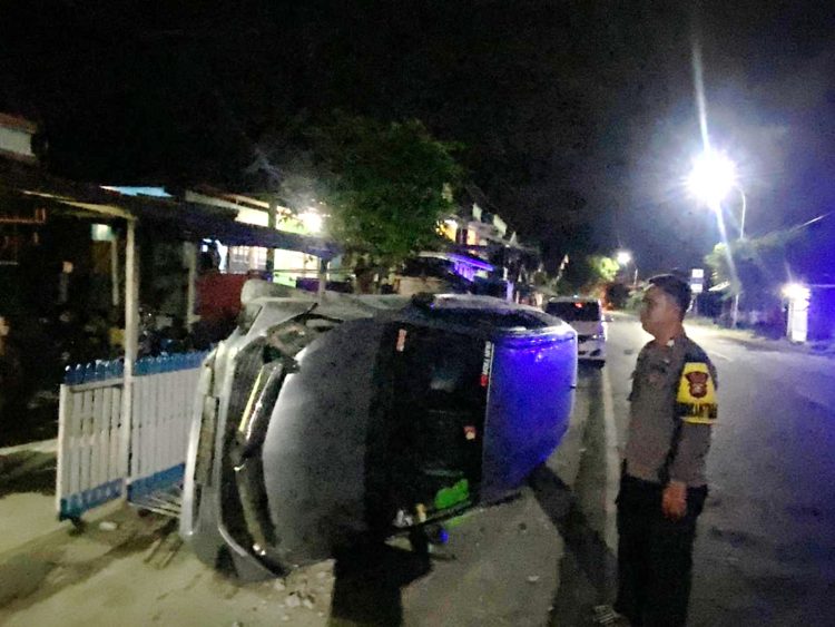Diduga Mengantuk, Pengemudi Minibus Tabrak Dua Rumah di Jalur Majene–Mamuju