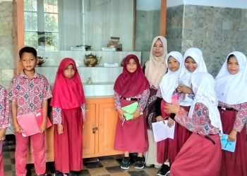 Siswa SD di Majene Belajar Sejarah Mandar Langsung di Museum