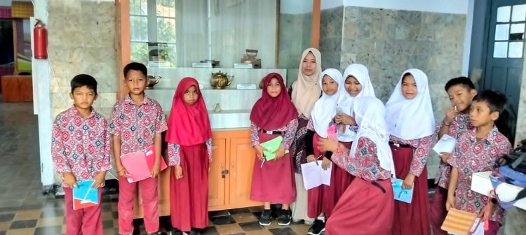 Siswa SD di Majene Belajar Sejarah Mandar Langsung di Museum