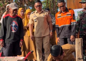 Tasming Hamid Serahkan Bantuan untuk Korban Kebakaran di Lumpue Bacukiki Barat