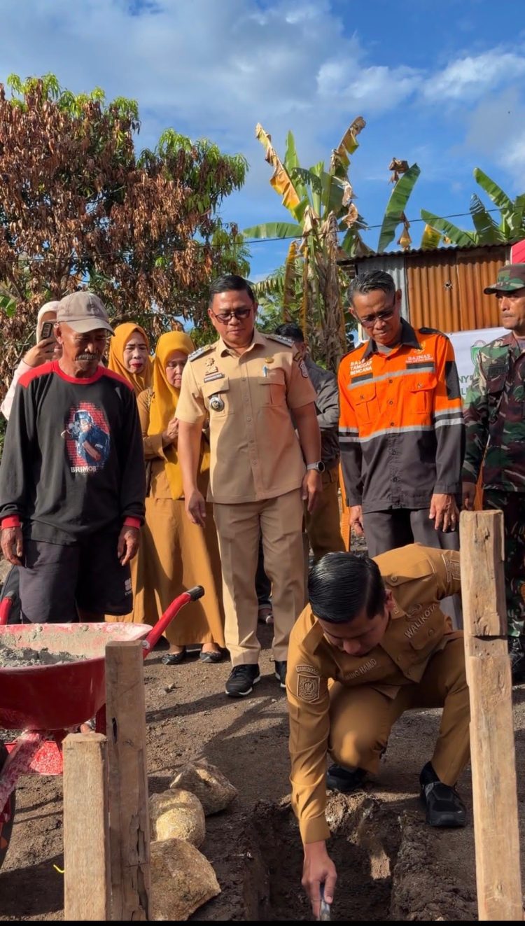 Tasming Hamid Serahkan Bantuan untuk Korban Kebakaran di Lumpue Bacukiki Barat