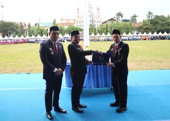 Pimpin Upacara Hardiknas 2026, Tasming Hamid Bacakan Pesan Mendikdasmen Abdul Mu’ti