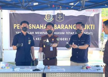Kasat Reskrim Polres Majene AKP Fredy Hadiri Pemusnahan Barang Bukti 27 Perkara Inkracht di Kejari Majene 