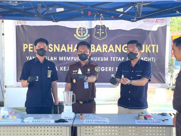Kasat Reskrim Polres Majene AKP Fredy Hadiri Pemusnahan Barang Bukti 27 Perkara Inkracht di Kejari Majene 