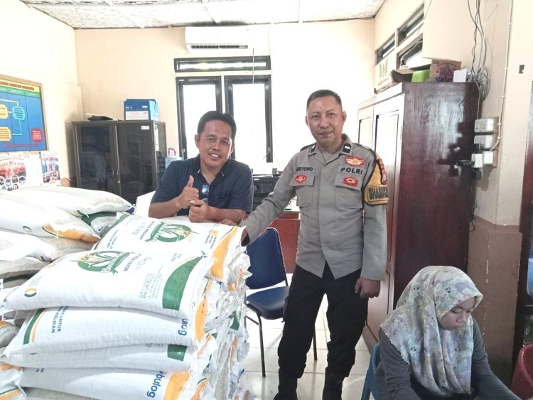 Bhabinkamtibmas Polsek Pamboang Kawal Penyaluran Bantuan Pangan CBP 2026 di Desa Bababulo