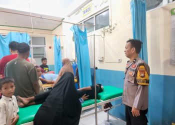 Respon Cepat Polsek Pamboang Tangani Kecelakaan di Poros Majene-Mamuju, Dua Korban Dievakuasi ke Puskesmas