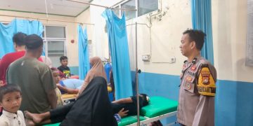 Respon Cepat Polsek Pamboang Tangani Kecelakaan di Poros Majene-Mamuju, Dua Korban Dievakuasi ke Puskesmas