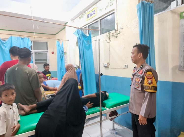 Respon Cepat Polsek Pamboang Tangani Kecelakaan di Poros Majene-Mamuju, Dua Korban Dievakuasi ke Puskesmas