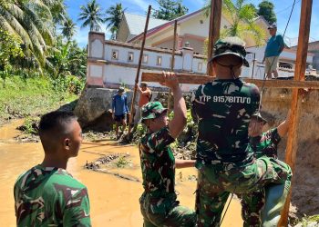 PERSONIL YONIF TP 915/BITU’O BERSAMA BABINSA KODIM 1316/BOALEMO MEMBANGUN JEMBATAN GARUDA