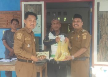 Salurkan Bantuan Pangan di Kelurahan Galung, Ini Penjelasan Camat Banggae Terkait Status Honorer Penerima Bantuan