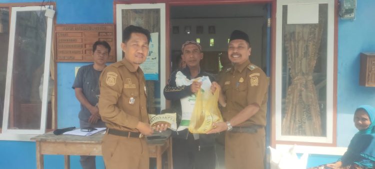 Salurkan Bantuan Pangan di Kelurahan Galung, Ini Penjelasan Camat Banggae Terkait Status Honorer Penerima Bantuan