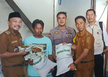 Bhabinkamtibmas Polsek Banggae Kawal Penyaluran Bantuan Pangan untuk 791 KK di Kelurahan Totoli
