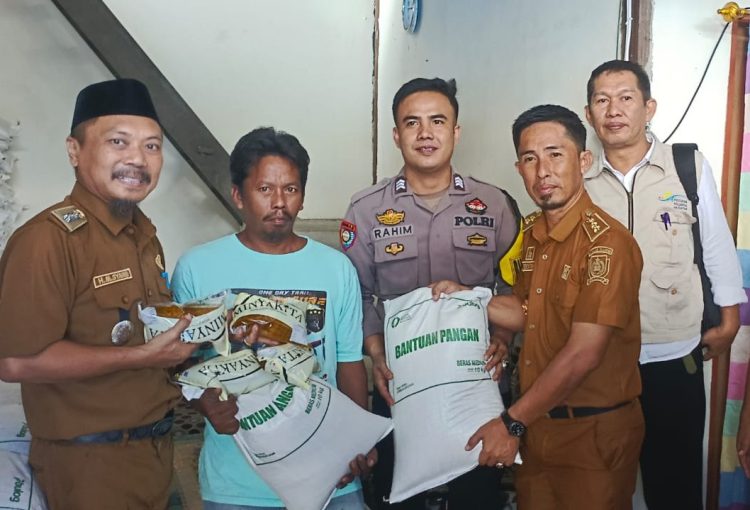 Bhabinkamtibmas Polsek Banggae Kawal Penyaluran Bantuan Pangan untuk 791 KK di Kelurahan Totoli