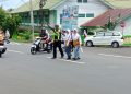 Pengendalian Arus Kendaraan, Polisi Lalu Lintas di Parepare Kembali Berikan Perlindungan Bagi Pejalan Kaki dan Pelajar