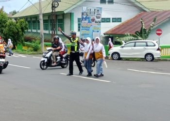 Pengendalian Arus Kendaraan, Polisi Lalu Lintas di Parepare Kembali Berikan Perlindungan Bagi Pejalan Kaki dan Pelajar