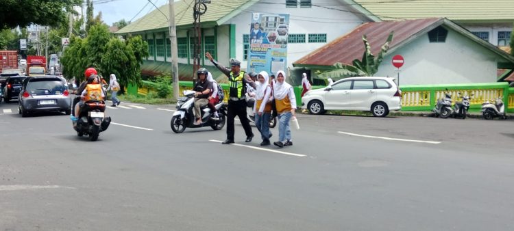Pengendalian Arus Kendaraan, Polisi Lalu Lintas di Parepare Kembali Berikan Perlindungan Bagi Pejalan Kaki dan Pelajar