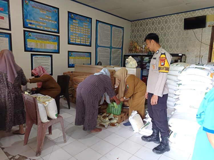 Bhabinkamtibmas Polsek Banggae Kawal Penyaluran Bantuan Pangan di Desa Buttu Baruga