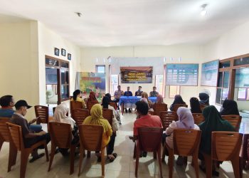 Bhabinkamtibmas Polsek Soreang Sosialisasikan Layanan 110 Lewat Program Jumat Curhat di Ujung Baru
