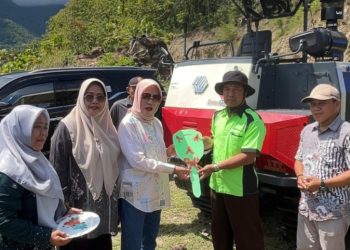 Perkuat Ketahanan Pangan, Wakil Bupati Majene Serahkan Bantuan Alsintan di Pesta Panen Desa Sendana