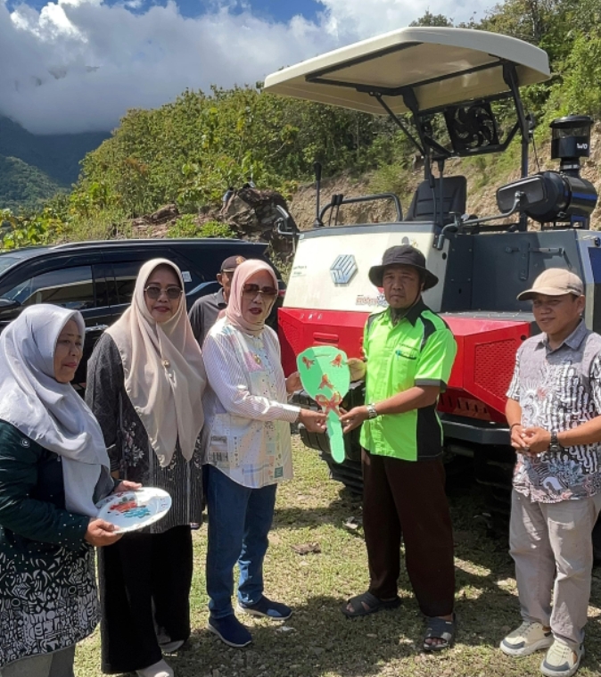 Perkuat Ketahanan Pangan, Wakil Bupati Majene Serahkan Bantuan Alsintan di Pesta Panen Desa Sendana