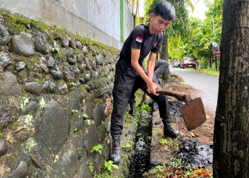 Cegah Genangan, Batalyon B Pelopor Normalisasi Drainase di Jalan Chalik Parepare