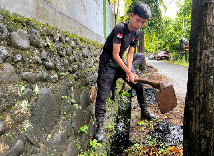 Cegah Genangan, Batalyon B Pelopor Normalisasi Drainase di Jalan Chalik Parepare