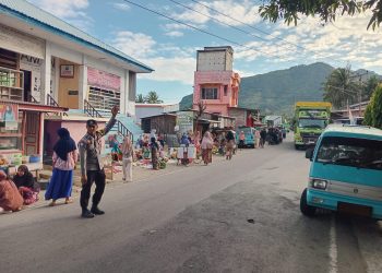 Polsek Pamboang Hadir di Tengah Masyarakat, Urai Kemacetan Arus Lalu Lintas di Pasar Tinambung