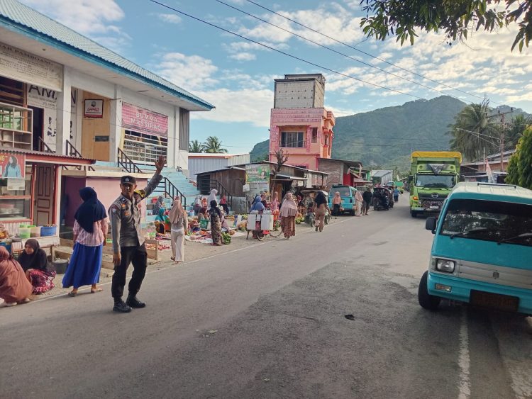 Polsek Pamboang Hadir di Tengah Masyarakat, Urai Kemacetan Arus Lalu Lintas di Pasar Tinambung