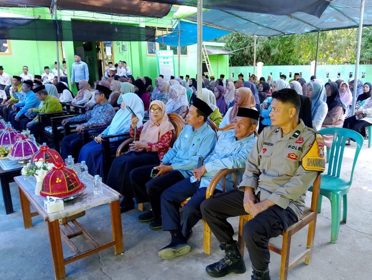 Beri Dukungan Generasi Muda Majene, Bhabinkamtibmas Polsek Banggae Hadiri Penamatan dan Pelepasan Siswa MTs Al Qalam Teppo