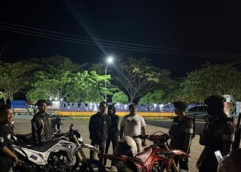 Patroli Malam Polres Majene Hadirkan Rasa Aman, Personel Samapta Sapa Warga di Taman Kota dan Pantai Barane