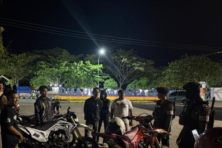 Patroli Malam Polres Majene Hadirkan Rasa Aman, Personel Samapta Sapa Warga di Taman Kota dan Pantai Barane