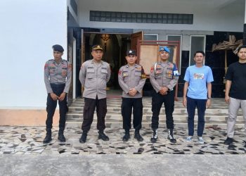 Personel Polres Majene Amankan Ibadah Minggu di GPIB Immanuel Majene dan Rumah Ibadah Khatolik Stasi Santo Paulus Majene