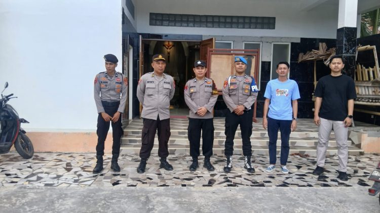Personel Polres Majene Amankan Ibadah Minggu di GPIB Immanuel Majene dan Rumah Ibadah Khatolik Stasi Santo Paulus Majene
