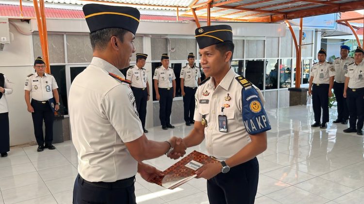 Kalapas Parepare Sematkan Kenaikan Pangkat Pilihan kepada Ka KPLP Jerry Djarang