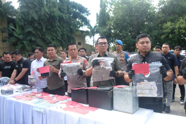 Ditreskrimum Polda Sulsel Gelar Konferensi Pers Pengungkapan Tindak Pidana Pencurian dengan Pemberatan dan Penadahan