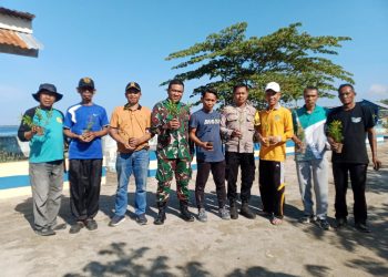 Bhabinkamtibmas Polsek Banggae Bersama Warga Gelar Penanaman Pohon, Wujudkan Lingkungan Hijau dan Asri