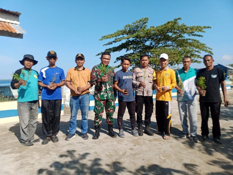 Bhabinkamtibmas Polsek Banggae Bersama Warga Gelar Penanaman Pohon, Wujudkan Lingkungan Hijau dan Asri