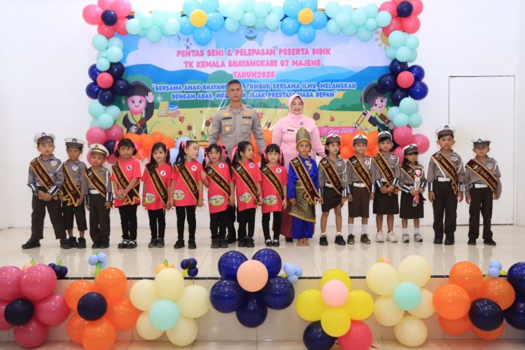 Kapolres Majene Hadiri Pentas Seni dan Pelepasan Peserta Didik TK Kemala Bhayangkari 07 Majene Tahun 2026