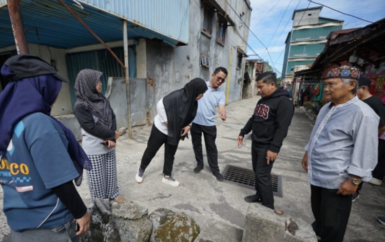 Keruk Drainase Dekat Pasar Labukkang, Wali Kota Turun Langsung Berdialog Dengan Warga